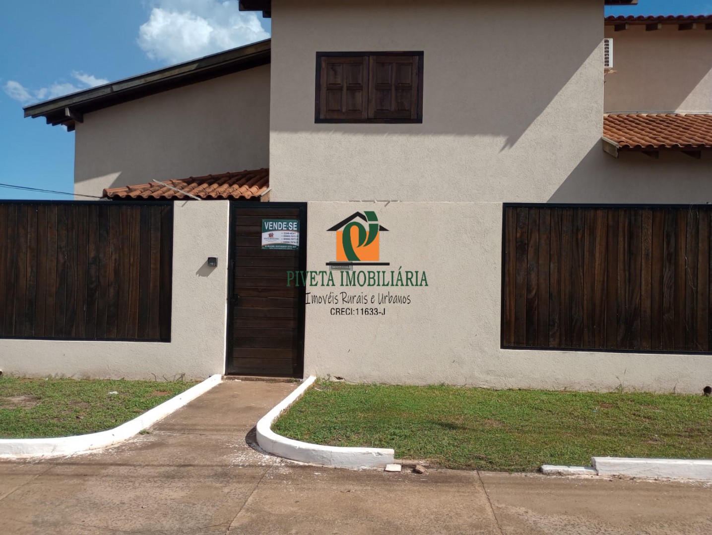 Casa à venda com 3 quartos, 230m² - Foto 1